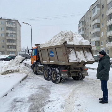 Почему снег во дворе не вывозят сразу? Объясняем на пальцах